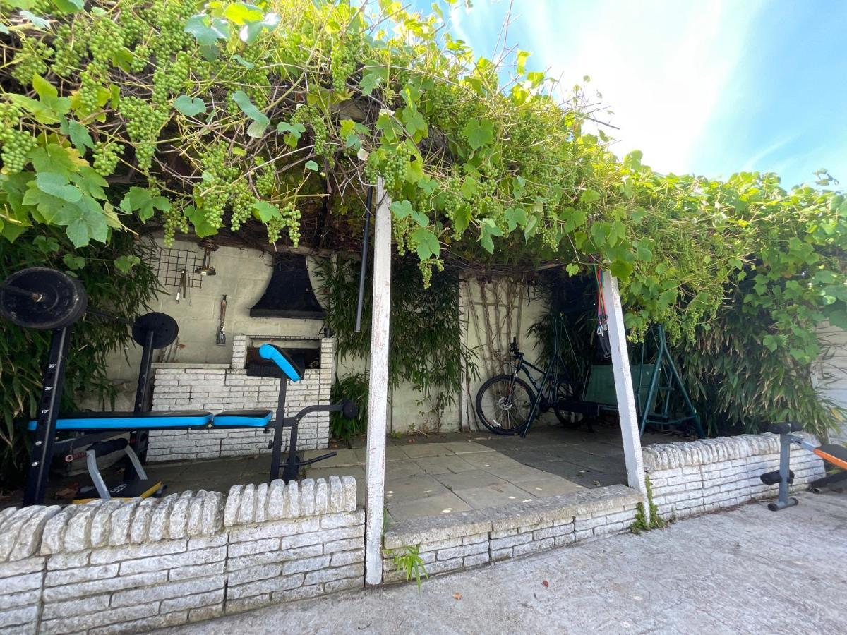 South Coast Guest With Free Parking Пул