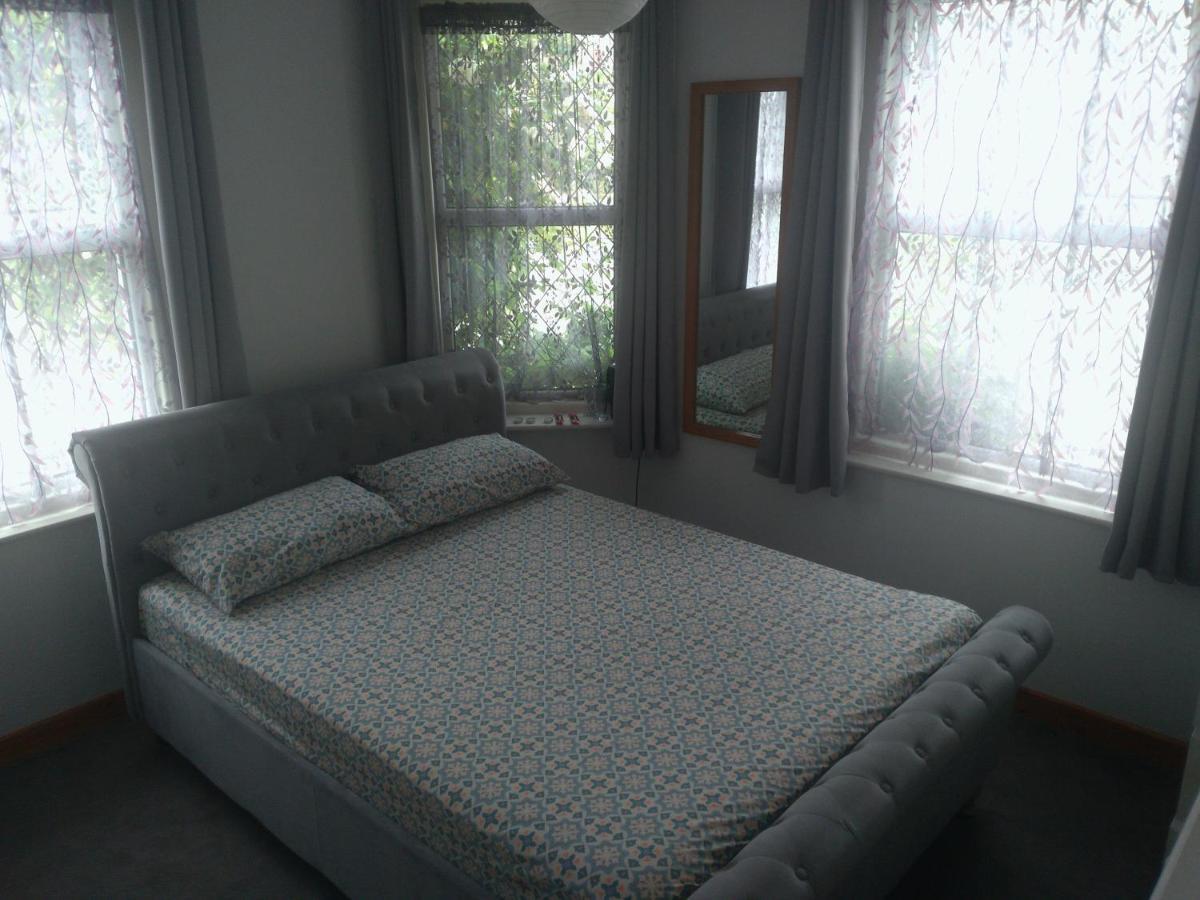 South Coast Guest With Free Parking Проживание в семье *