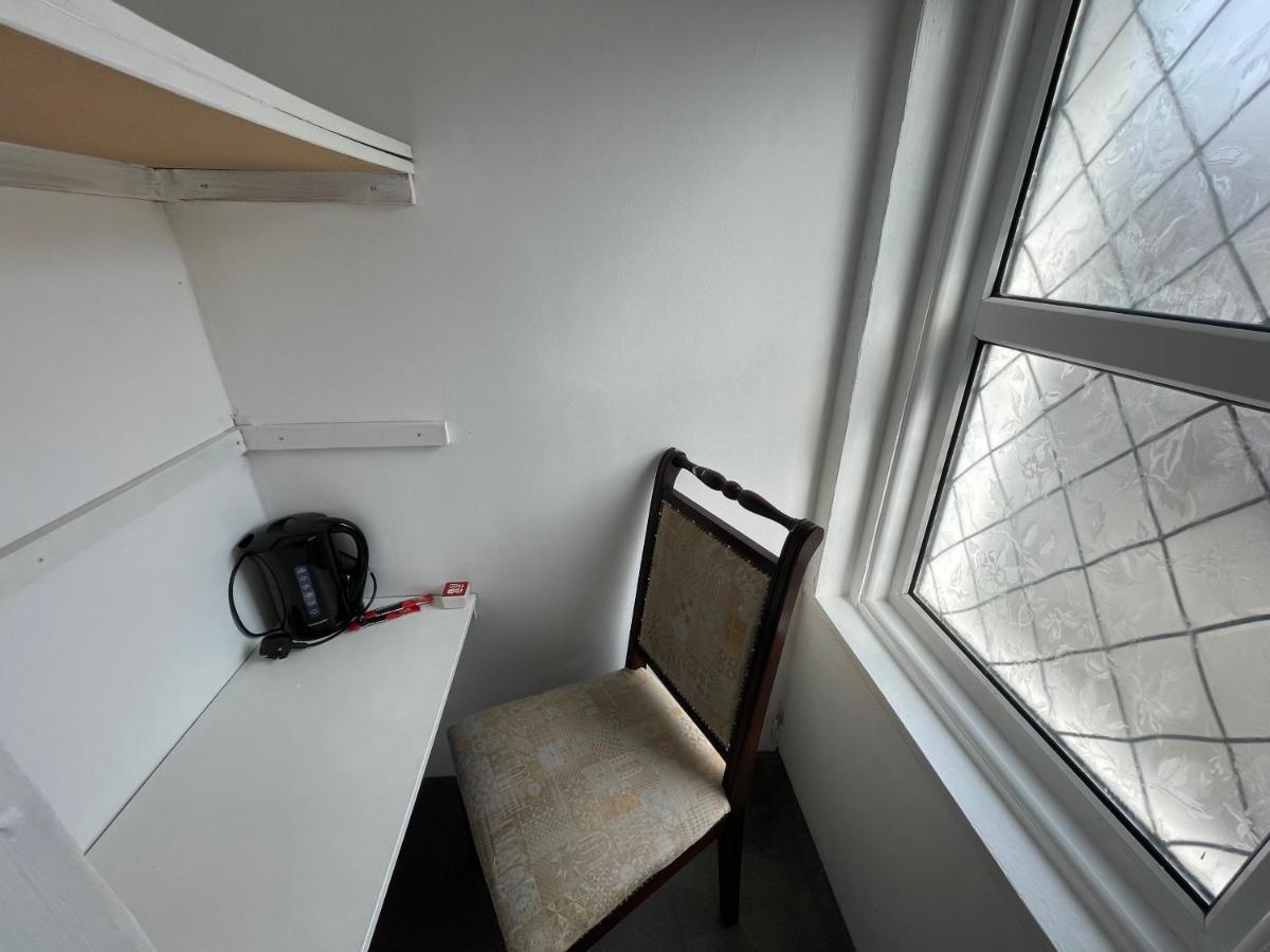 South Coast Guest With Free Parking Homestay *