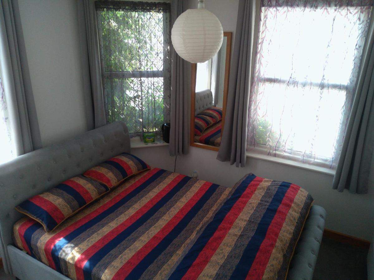 South Coast Guest With Free Parking Homestay *
